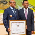 Rajaonarimampianina &eacute;l&egrave;ve Ahmad, le pr&eacute;sident de la CAF Ahmad Ahmad et Hery Rajaonarimampianina