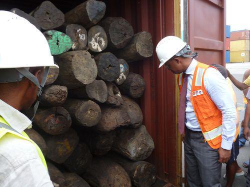 Madagascar : le minist&egrave;re re&ccedil;oit les containers de Bois de Rose sous contr&ocirc;le mauricien depuis 2011