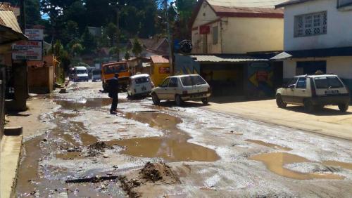 Madagascar: un millier de protestataires contre le mauvais &eacute;tat d'une route