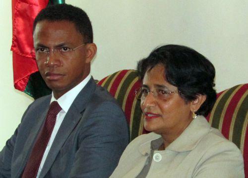 Madagascar : passation minist&eacute;rielle entre Ralava Beboarimisa, ministre sortant, et Ndahimananjara Johanita son successeur